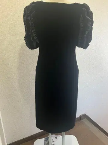 블랙 벨벳 퍼프 슬리브 드레스