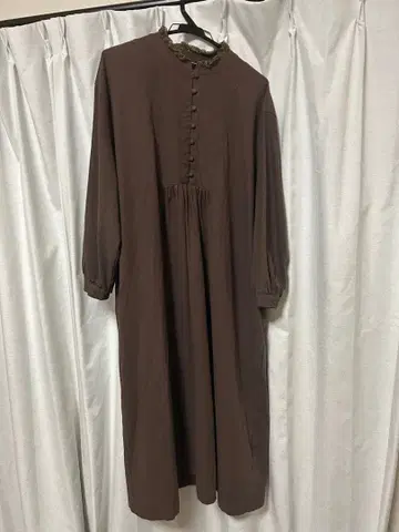 브라운 롱 원피스 긴팔 프릴 옷깃