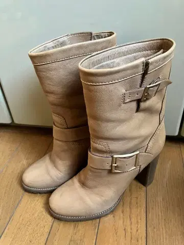 지미추 베이지 버클 부츠 중간 힐