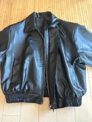 블랙 가죽 자켓 지퍼 포함
