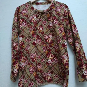 잉게보그 장미 무늬 기모 티셔츠