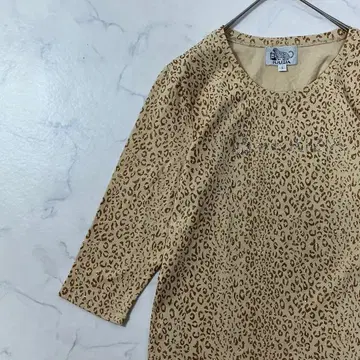 새상품급 KRIZIA 레오파드 라메 비쥬 스트레치 7부 소매 T셔츠 L