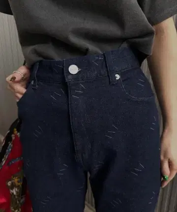 새상품급 Ameri AM 로고 프린트 테이퍼드 데님 25