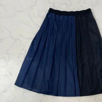 새상품급 MUVEIL WORK 절개 이소재 플리츠 무릎 기장 스커트 38