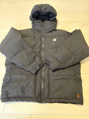 UNDEFEATED 후드 부착 다운 자켓 M 사이즈