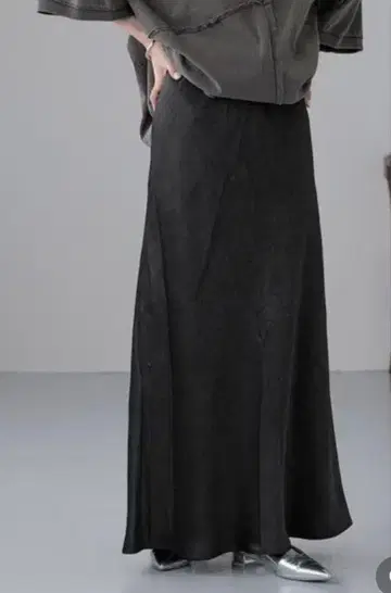 로리즈팜 스트레치 새틴 스커트 블랙