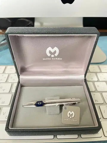 밀라 쇤 넥타이핀