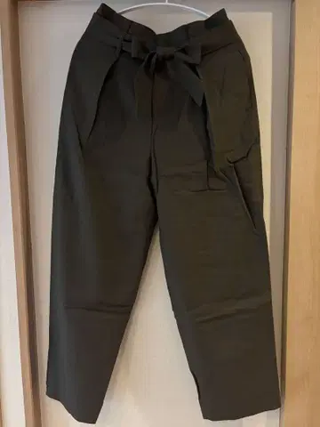 리본 포함 올리브 그린 와이드 팬츠