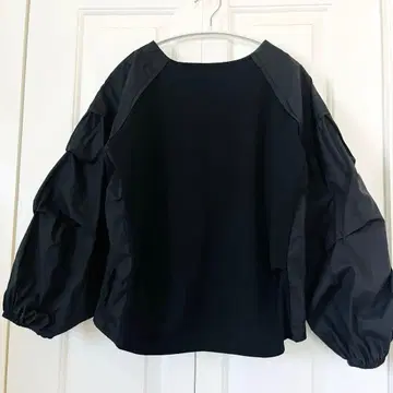 새상품급 CADBURY 소매 턱 풀오버 블랙 벌룬 슬리브 상의