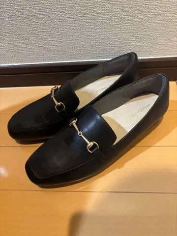 블랙 로퍼 골드 금장 장식