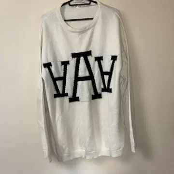 화이트 니트 스웨터 큰 로고 포함