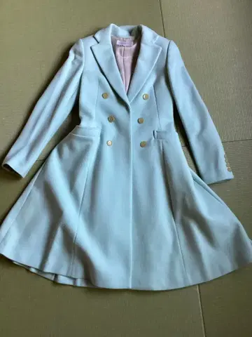 아키코 오가와 라이트 블루 더블 브레스트 롱 코트