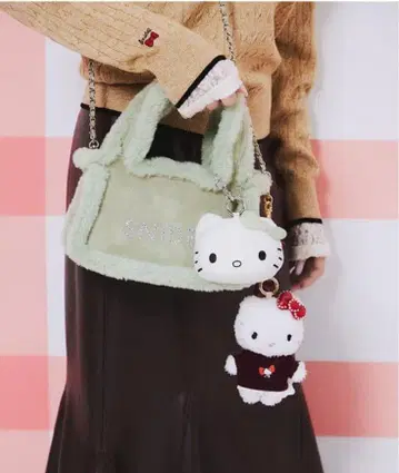 스나이델 x 헬로키티 퍼 백 민트 완판템