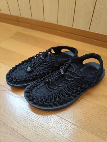 킨 유니크HT 새상품급 23.5cm 스니커즈 샌들 아웃도어