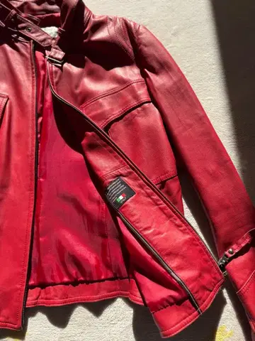 가죽 벨트 포함 빨간색 자켓