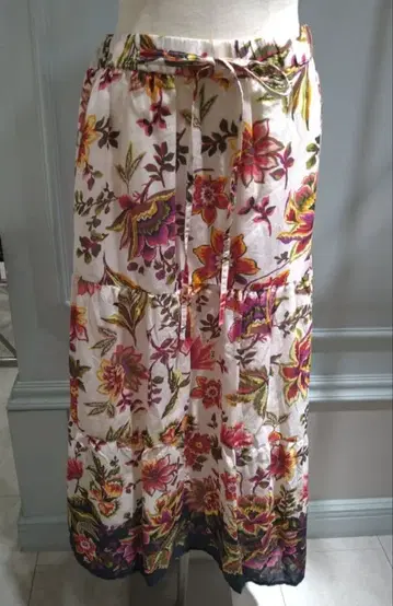 아모와르 카프리스 플라워 롱 스커트 새상품급