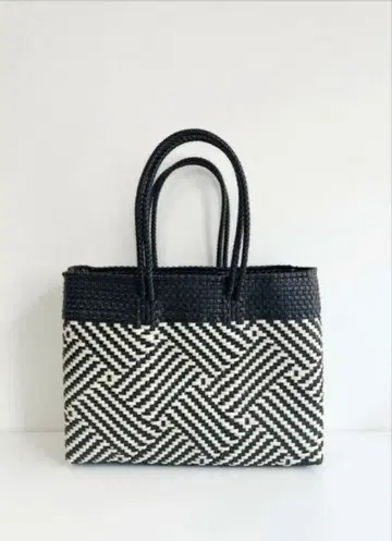 미사용 새상품 메르카도백 블랙 크림 M 사이즈 가로 바스켓백