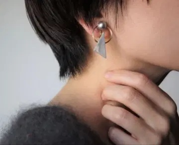 라이트 트라이앵글 귀걸이 (마블 차콜 그레이) piii