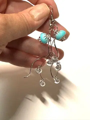 해파리 참과 유리 비즈가 달린 귀걸이.