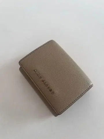 MARC JACOBS 베이지 3단 폴더형 지갑