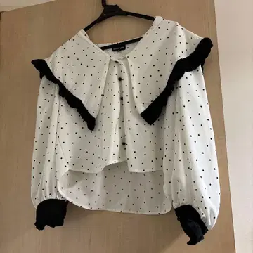 sister jane 카라 부착 블라우스 버튼 1개 없음