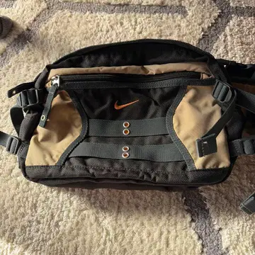 나이키 바디백 블랙/베이지