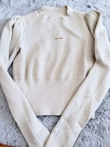 아이보리 리브 퍼프 슬리브 스웨터