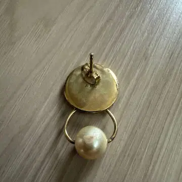 A.P.C. 귀걸이 골드 한쪽만