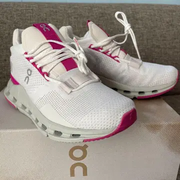 On Cloudnova 화이트/핑크 스니커즈