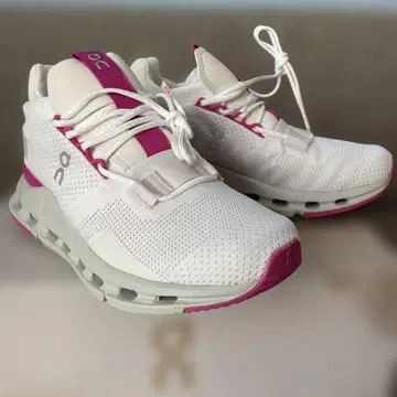 On Cloudnova 화이트/핑크 스니커즈