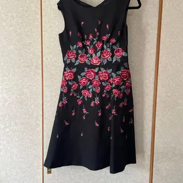 strawberry fields 원피스 장미 자수 블랙