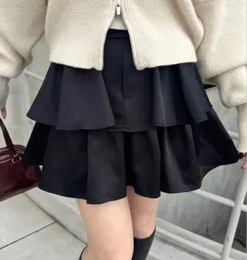 chico 새틴 프릴 티어드 미니 스커트 블랙