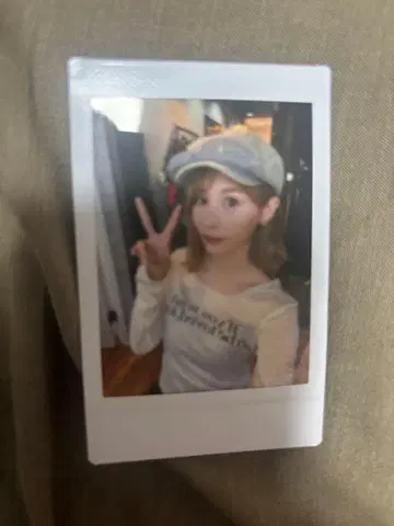 폴라로이드 사진 그레이 모자 화이트 상의