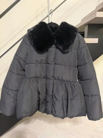 VICKY 퍼 달린 페플럼 다운 자켓