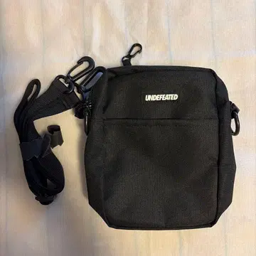 UNDEFEATED 블랙 숄더백