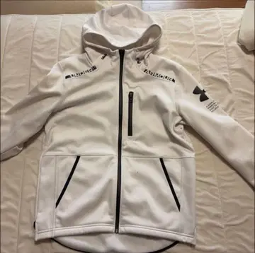 Under Armour 후드 부착 자켓 화이트