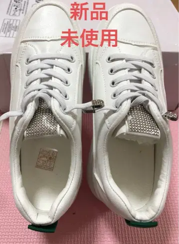 화이트 레이스업 스니커즈