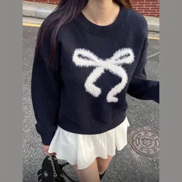 리본 모티브 네이비 니트 스웨터