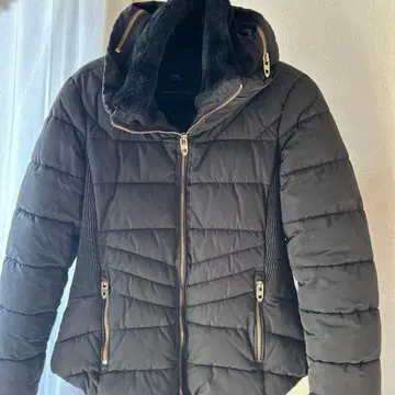 ZARA 블랙 다운 자켓 후드 부착