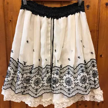 플레어 스커트 화이트/블랙 자수