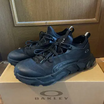 OAKLEY 라이트 쉴드 블랙 스니커즈