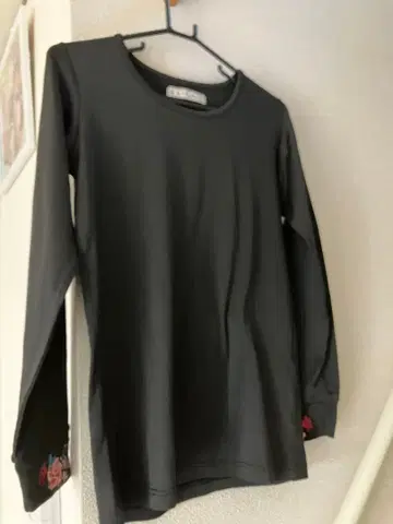 이즈스칼라 긴팔 티셔츠 이너 따뜻한 꽃무늬 자수 블랙