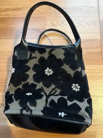 ino-kichi 꽃무늬 핸드백 블랙/베이지