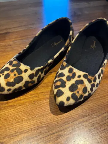 레오파드 무늬 플랫슈즈