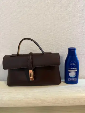 브라운 가죽 핸드백