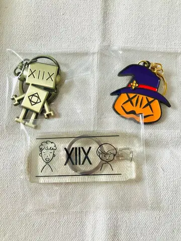 XIIX TenTwenty 키링