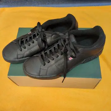 Reebok 블랙 스니커즈