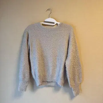 GU 베이지 복슬복슬 긴팔 니트