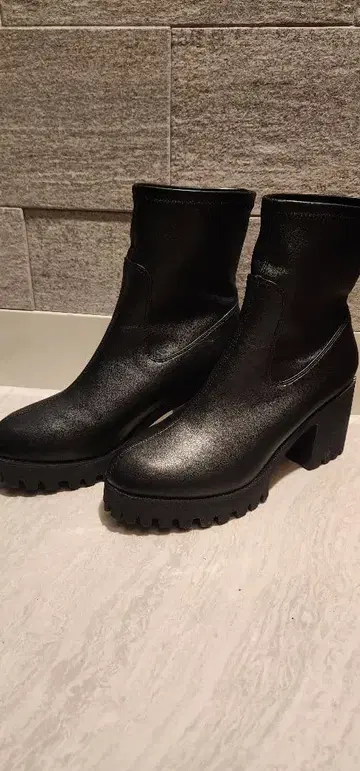 nuovo 통굽 블랙 트랙 밑창 부츠 L (약 24~24.5cm)