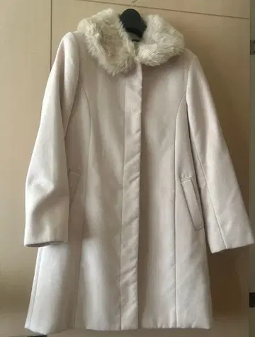 잉그 퍼 달린 코트 베이지 계열 새상품급